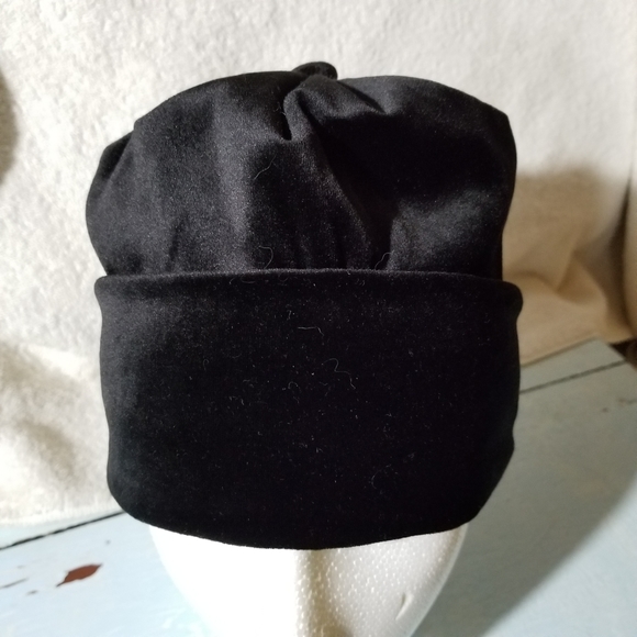 Black velvet and satiny beanie hat with button - Picture 2 of 3